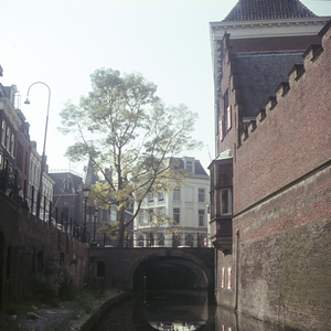 119259 Gezicht op de Kromme Nieuwegracht te Utrecht, met op de achtergrond de Pausdambrug.